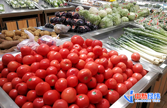 资料图：超市货架上的蔬菜。中新经纬 张义华 摄